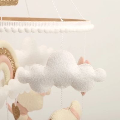 mobile bebe artisanal en bois et feutrine rose clair et blanc