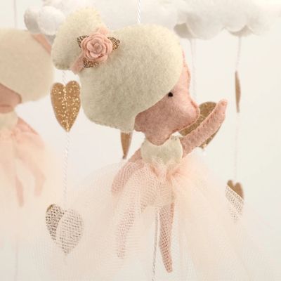 mobile bebe pour eveil sensoriel couleurs pastel et formes douces