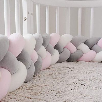 tour-de-lit-tressé-gris-rose-blanc-coton