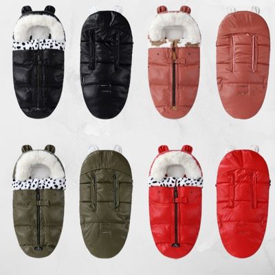 Chancelière bébé NordikBear™ par Baby & Mum – chancelière chaude, imperméable et coupe-vent pour poussette, design 3 couches avec capuche à oreilles et col fausse fourrure pour l’hiver.