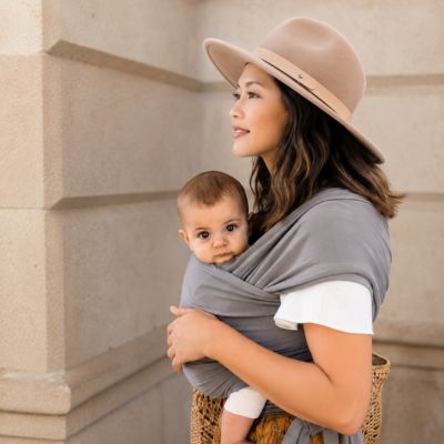 Écharpe de portage physiologique pour bébé avec position naturelle en M favorisant le confort et la proximité parent-enfant