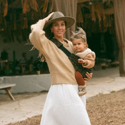 Portage mains libres avec écharpe de portage léopard tendance