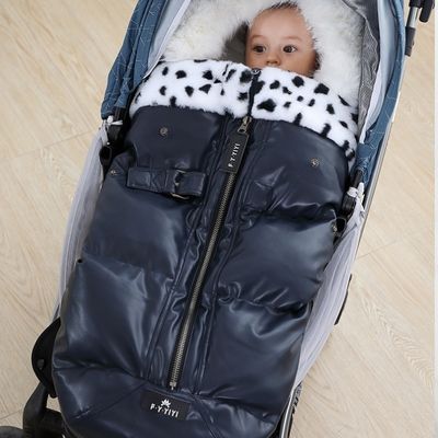 Vue détail du tissu imperméable de la chancelière bébé NordikBear™ bleu marine