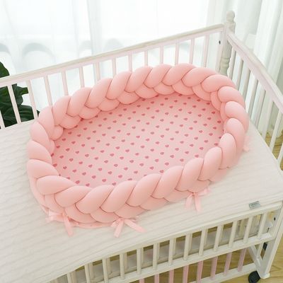 cocon-bébé-en-tresse-de-lit-rose-tendre
