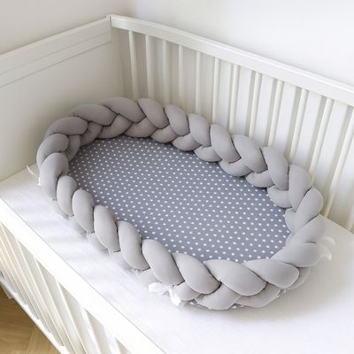 cocon-bébé-tressé-gris-utilisation-nomade-voyage