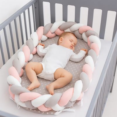 cocon-bébé-tressé-fille-rose-gris-blanc-pour-bien-faire-dormir-bebe