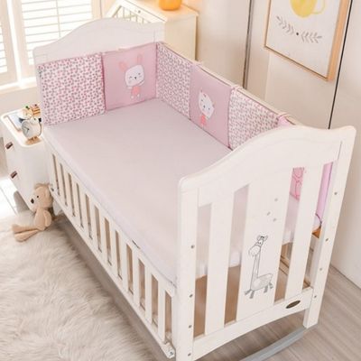 coussin rose tour de lit pour bebe motif fleur brode
