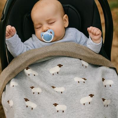 couverture_bebe_moutons_cadeau_de_naissance_ideal
