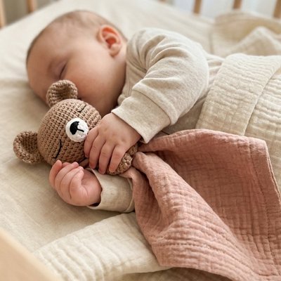 Doudou ours aide bébé à s'endormir