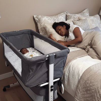lit cododo bébé accolé au lit parental pour allaitement facile et nuits sereines