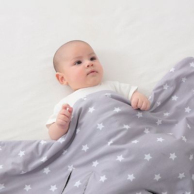 nid d’ange cosy Petit Câlin ouvert à plat, transformable en couverture ou tapis d’éveil