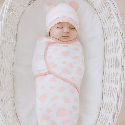 Nouveau-ne emmaillote dans la couverture Calineo rose