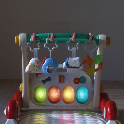 piano-interactif-pour-bebe-4-touches-lumineuses-plusieurs-modes-musique-berceuses-et-sons-danimaux-baby-et-mum