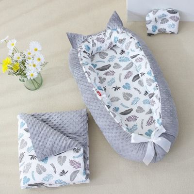 réducteur-de-lit-bébé-cocon-douillet-gris-avec-couverture-assortie