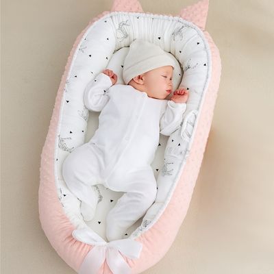 réducteur-de-lit-bébé-cocon-douillet-rose-avec-couverture-assorti