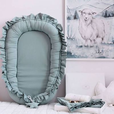 réducteur-de-lit-dentelle-elegance-bleu-confort-doux-nouveau-ne