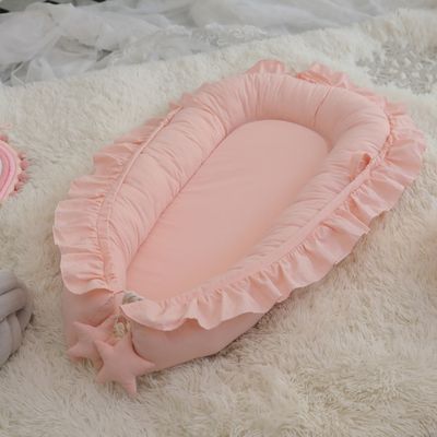réducteur-de-lit-elegance-rose-avec-dentelle-bords-rembourres-lavable- pratique