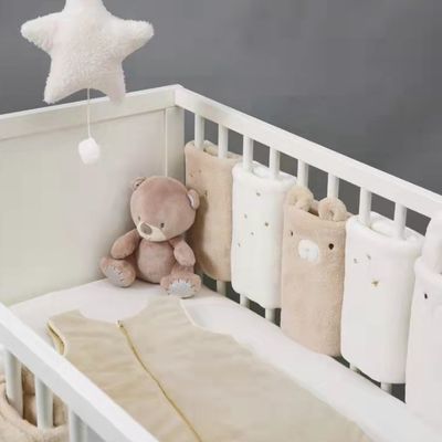 tour de lit bébé DreamCuddle™ beige crème créant un cocon sécurisé et apaisant
