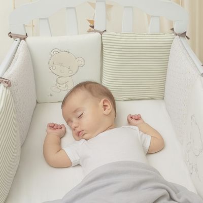 tour_de_lit_bebe_cadeau_de_naissance_ourson_beige