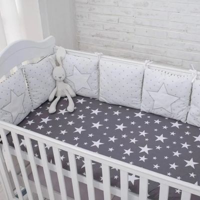 tour de lit pour bebe etoiles chambre neutre