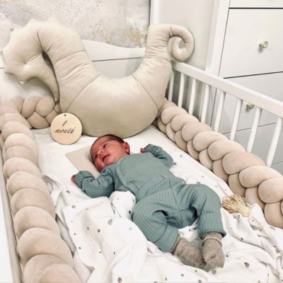 tresse-de-lit-amande-decorative-dans-une-chambre-de-bebe