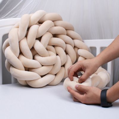 tresse-de-lit-bebe-beige-épaisse et moelleuse