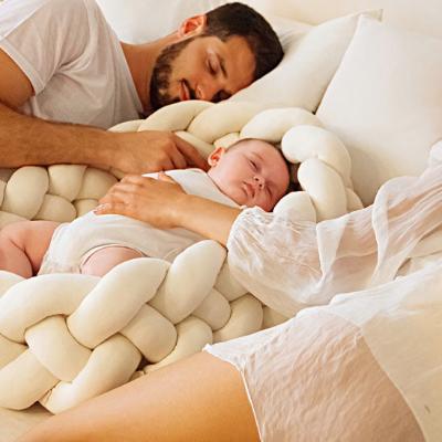 tresse-de-lit-bébé-blanc-pratique-premium