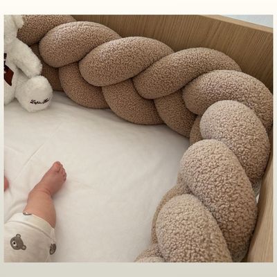tresse-de-lit-beige-texture-douce-et-bouclee