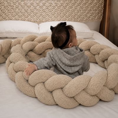 tresse-de-lit-bouclee-beige-chambre-bebe