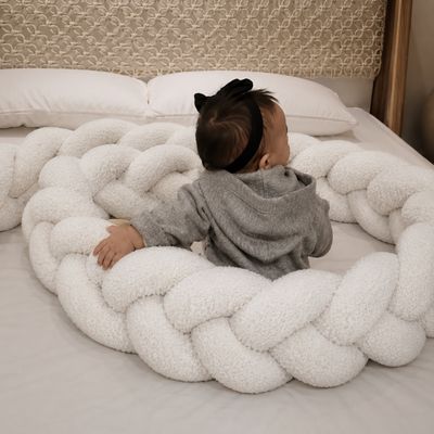 tresse-de-lit-bouclee-decoration-chambre-bebe