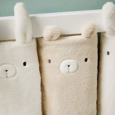 vue rapprochée des coussins peluche du tour de lit bébé DreamCuddle™ ultra moelleux